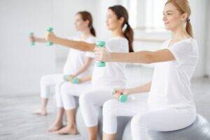 A group of pregnant women in an exercise class.