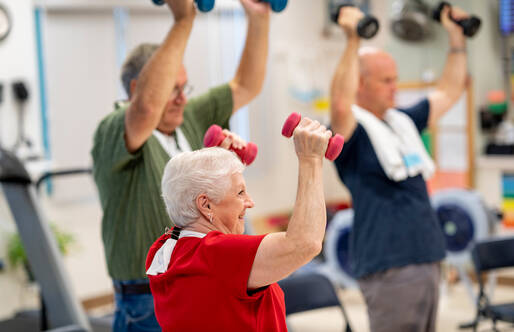 woman lifting free weights 