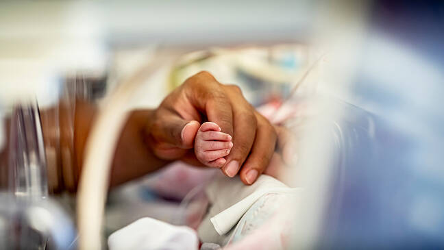 Holding hands with a newborn in ICN
